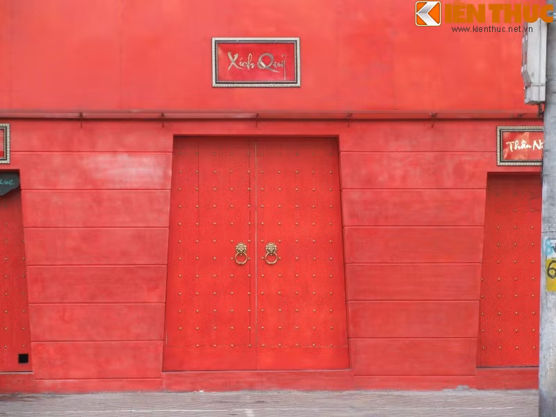 Không chỉ có thế, ngôi nhà còn gây ấn tượng với thiết kế tựa như một cổng thành vững chắc và kiên cố, bên ngoài đề những tấm biển khó hiểu như: "Xích Quỷ", "Thần Nông", "Bách Vật". Nhìn thì có vẻ ma quái nhưng nhiều người sẽ bất ngờ khi biết đây là trụ sở của một công ty.