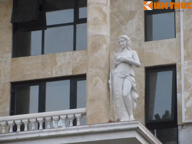 Điểm nhấn của biệt thự là 2 bức tượng thần trong thần thoại Hy Lạp, được làm bằng đá nguyên khối và bức tượng cỗ xe của Thần Mặt Trời gồm 4 con ngựa bằng đá.