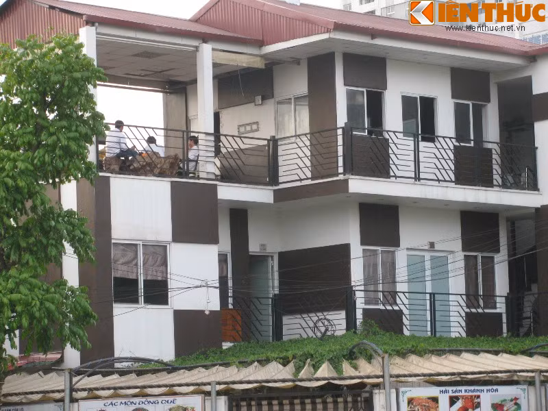 Hai gam màu chủ đạo của biệt thự là nâu và trắng và sự kết hợp giữa chúng mang lại vẻ đẹp "không đụng hàng", hiếm thấy cho biệt thự. Đây là cơ sở kinh doanh của Ẩm thực Hoàng Thành. Có lẽ ông chủ ở đây là một nhà thiết kế hoặc một tín đồ của cà phê chăng?