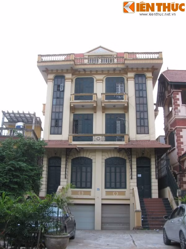 Tòa biệt thự bề thế của một đại gia bất động sản trên đường Lạc Long Quân. Theo quan sát, bề rộng mặt tiền của biệt thự này gấp 3 lần những ngôi nhà khác ở đường này. Tuy nhiên, biệt thự không thiết kế cổng và hầu như lúc nào cũng đóng cửa.