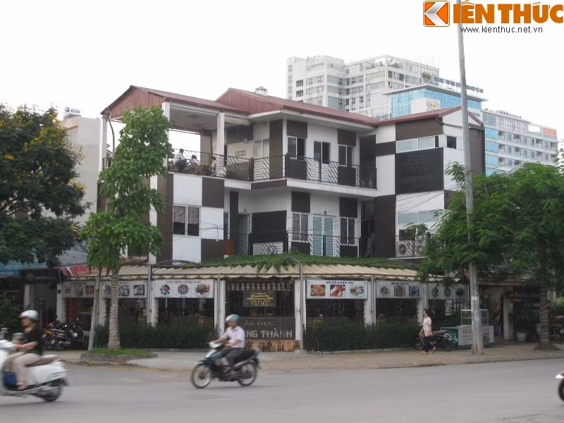 Cũng trên con đường huyết mạch của quận Tây Hồ, nhiều kiến trúc nhà khác khiến người qua đường không khỏi trầm trồ. Ngôi nhà màu cà phê này là một trong những biệt thự thuộc Khu biệt thự Vườn Đào (phường Phú Thượng) có giá trị hàng chục tỷ đồng.