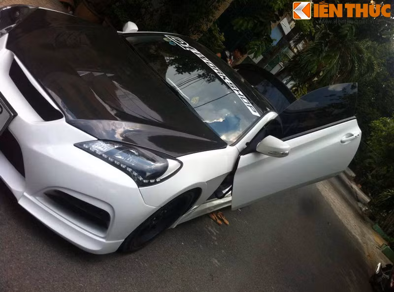 Genesis độ Body Kit M&S Carat, cửa cánh chim, phuộc hơi có thể nâng hạ gầm và pô có thề điều chỉnh to nhỏ tùy theo điều kiện giao thông trong khu dân cư hay trên đường trường.