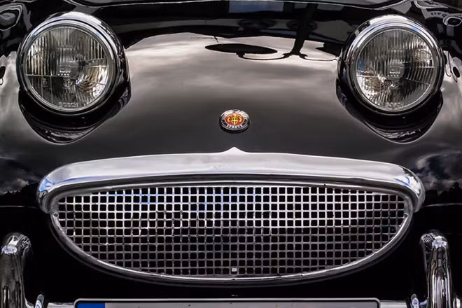 Austin-Healey Sprite, dòng xe ngộ nghĩnh với đôi mắt ếch và cái miệng cười tươi.