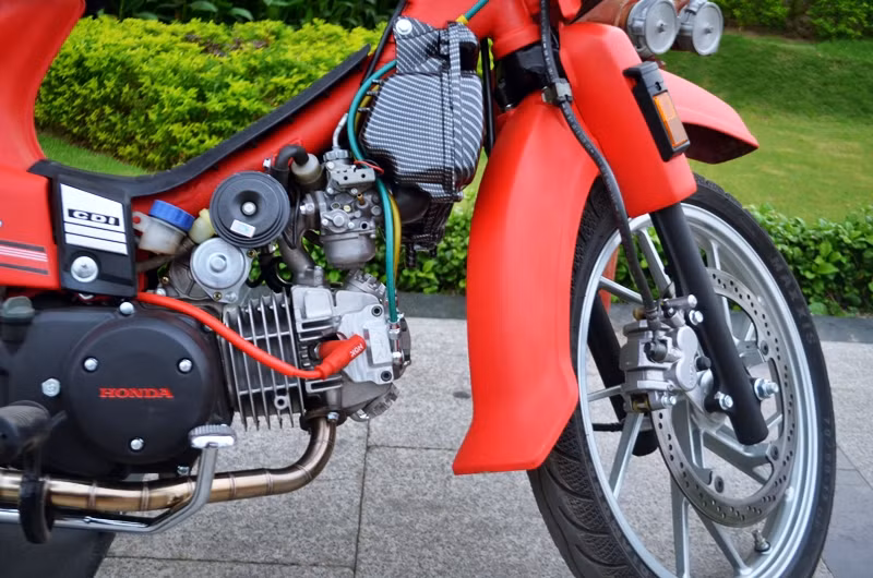 Đếm mỏi miệng cũng không hết các đồ chơi được trang bị trên xe. Có thể kể ra một vài món đồ đặc sắc trên Dream này như: Gác chân KFC, phuộc Nice, gắp nhôm DBS, mâm Raider, tăng áp NGK, đồng hồ Koso Mio, côn tay dầu Hispeed cùng cặp tay thắng SH, bao tay Rizoma sportline...