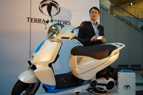 A4000i ra mắt thị trường Nhật Bản đầu tháng 7/2013 với giá bán 450.000 Yên (tương đương 4.142 USD, khoảng 88 triệu đồng). Mức giá này đắt hơn Honda SH lắp ráp tại Việt Nam thời điểm bấy giờ.