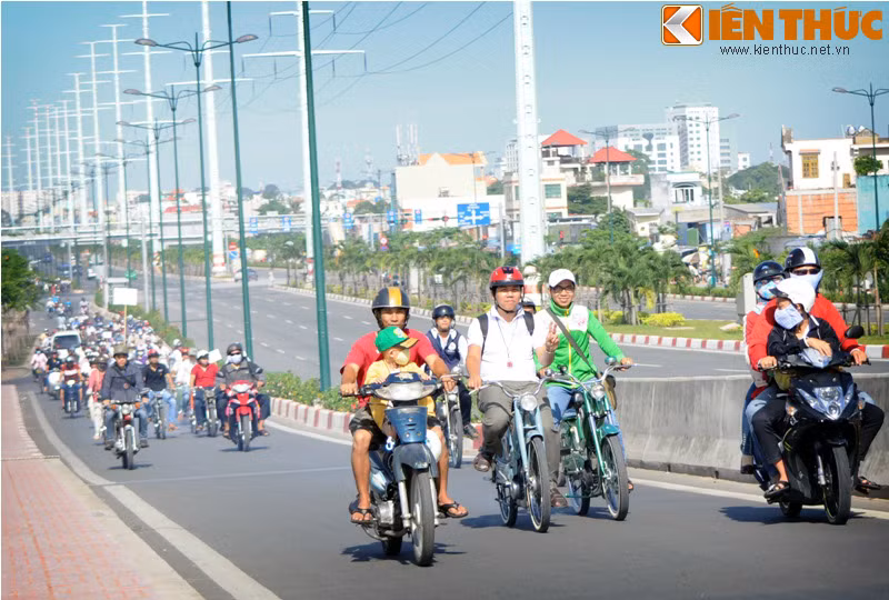 Cuộc diễu hành gây tò mò cho người đi đường.