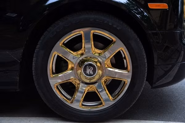 Vành xe cũng được độ vàng.