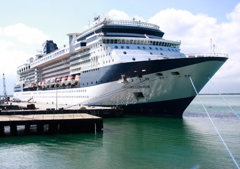 "Khách sạn nổi" bậc nhất thế giới - du thuyền 5 sao Celebrity Millennium cập cảng Chân Mây (Thừa Thiên - Huế) ngày 18/12/2012. Du thuyền dài 294 m, 12 tầng, trọng tải 91.000 tấn, có sức chứa 2.000 du khách và 1.000 người phục vụ, hệ thống radar định vị hiện đại.