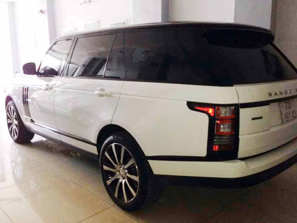 Range Rover LWB hiện là mẫu xe đắt tiền nhất của hãng Land Rover. Tại thị trường Mỹ, Range Rover Autobiography Black LWB được bán với giá 199.500 USD (màu trắng) và 185.000 USD (các màu còn lại). Trong khi đó, cũng tại thị trường này, giá bán tương ứng của Range Rover tiêu chuẩn chỉ 84.195 USD. Ảnh: Facebook Gia Binh.