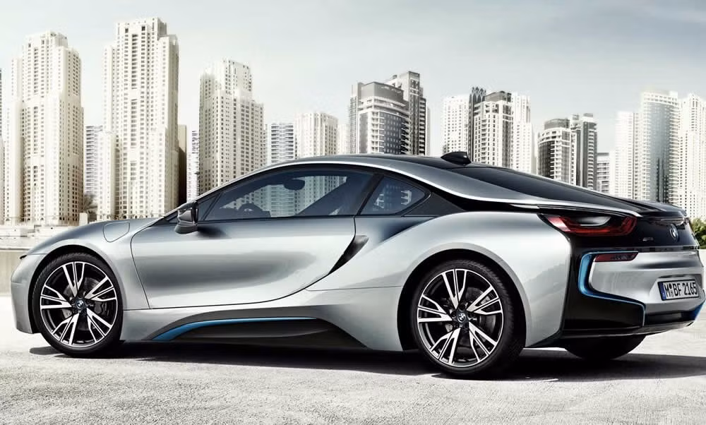 BMW i8 mang đậm dấu ấn của dòng xe BMW i-Series với nắp ca-pô khắc chìm hình chữ "V" và thiết kế khí động học dạng "dòng chảy" 2 bên hông xe giúp cho luồng khí di chuyển dễ dàng.