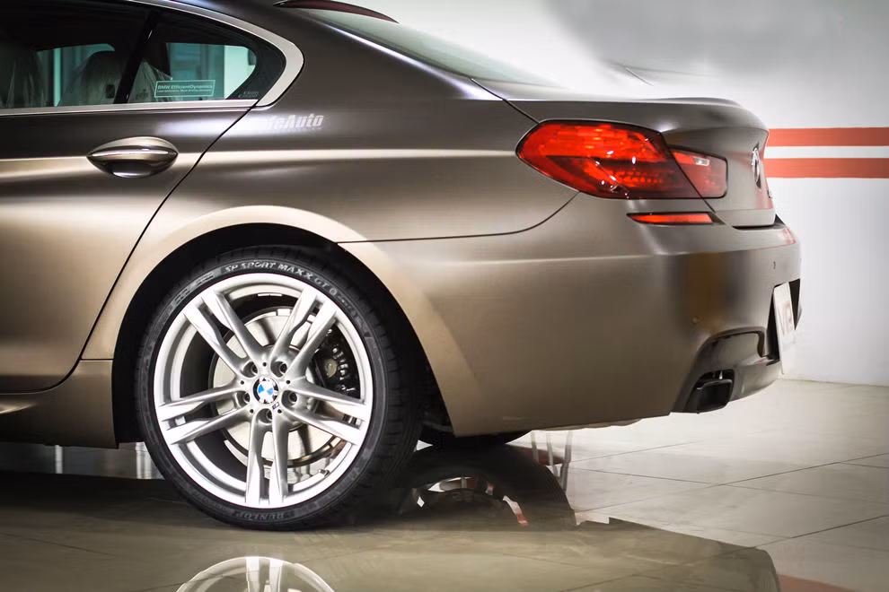 Bộ vành thể thao 5 chấu kép, kích thước 20 inch, đi cùng bộ lốp Runflat của Dunlop. Hệ thống ống xả kép màu đen mang tiếng trầm đặc trưng với logo M.