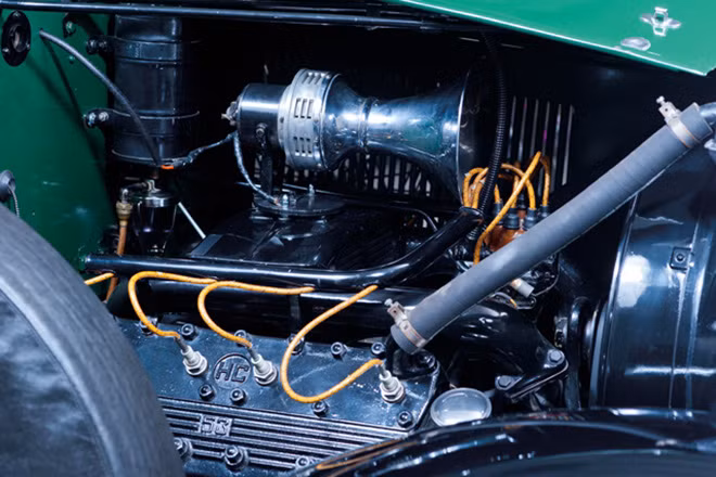 Xe được trang bị động cơ V8 dung tích 5,5 lít cho công suất 150 mã lực. Đi kèm với động cơ này là hộp số sàn 3 cấp.