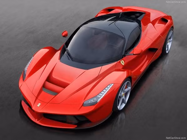 Ferrari LaFerrari 2014: Là mẫu xe lai (hybrid) đầu tiên của hãng siêu xe Ý, LaFerrari được trang bị khối động cơ V12 dung tích 6262cc sản sinh công xuất 800 mã lực (588 kW) và mô-men xoắn đạt 700 Nm. Nó còn được kết hợp với động cơ điện có thể cung cấp thêm 163 mã lực (120 kW) và mô-men xoắn 199 lb-ft (270 Nm). Siêu xe có giá 1,3 triệu USD.