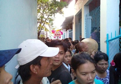 Hàng trăm người dân hiếu kỳ kéo đến hiện trường vụ tai nạn.