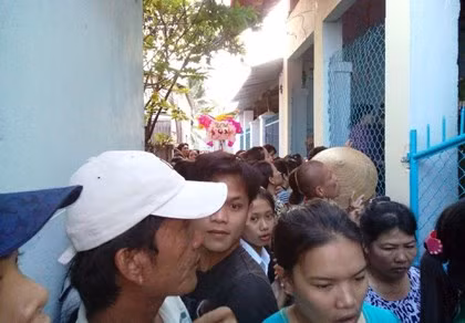 Hàng trăm người dân hiếu kỳ kéo đến hiện trường vụ tai nạn.