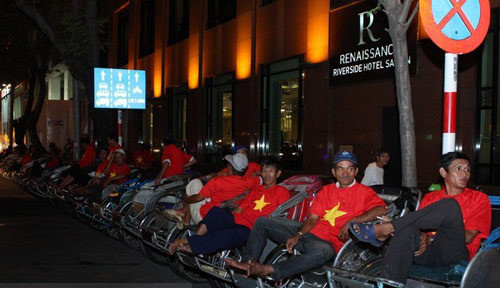 Chủ nhân bữa tiệc còn chuẩn bị 40 chiếc xích lô để chở các vị khách.