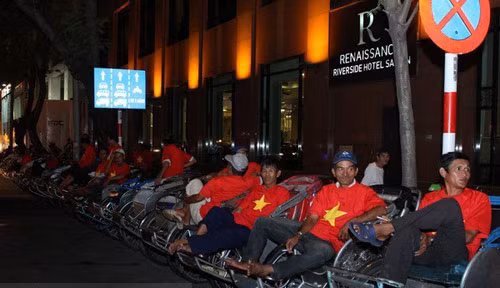 Chủ nhân bữa tiệc còn chuẩn bị 40 chiếc xích lô để chở các vị khách.