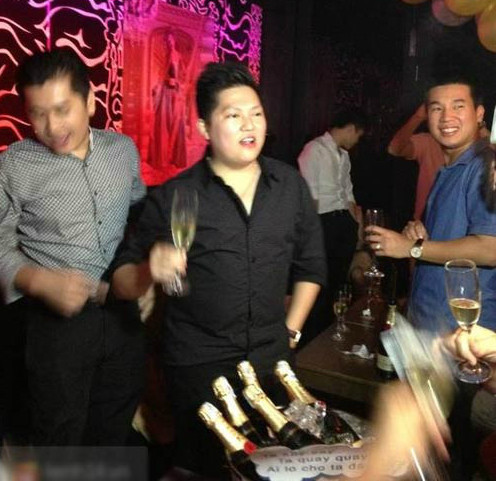 Gia đình Tuấn chuyên kinh doanh vàng bạc, đá quý cao cấp, đồng sở hữu nhiều khách sạn sang trọng ở Sài Gòn.