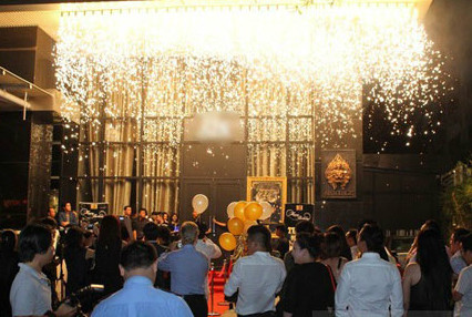 Tối 19/2, người dân quận 1, TP HCM được phen "rửa mắt" khi chứng kiến dàn siêu xe lũ lượt kéo đến dự sinh nhật một thiếu gia Sài thành.