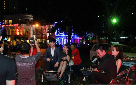 Sau bữa tiệc, nhiều người tò mò muốn biết danh tính của đại gia Sài thành này. Chủ nhân bữa tiệc chính là Tuấn "Nhóc", tên thật là Võ Anh Tuấn, sinh năm 1983, đã lập gia đình từ cuối tháng 12/2010.