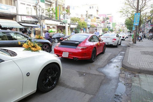 ... theo sau là 10 chiếc siêu xe khác.