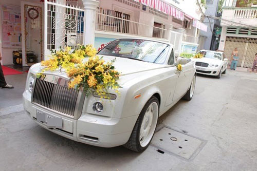 Tuấn "Nhóc" cũng từng là chủ nhân của tiệc cưới gây xôn xao Sài Gòn năm 2010 với dàn siêu xe đón dâu hoành tráng. Xe cưới của cô dâu chú rể là chiếc Phantom trắng mui trần...