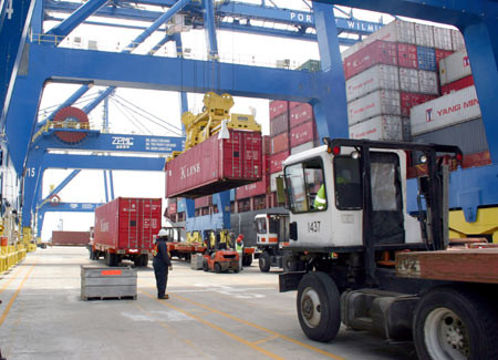 Trước đó, tỉnh Khánh Hòa cũng yêu cầu chủ đầu tư là Tổng công ty Hàng hải Việt Nam (Vinalines) dừng triển khai dự án Cảng trung chuyển container quốc tế Vân Phong (ở xã Vạn Thạnh, huyện Vạn Ninh), trị giá 3,6 tỷ USD.