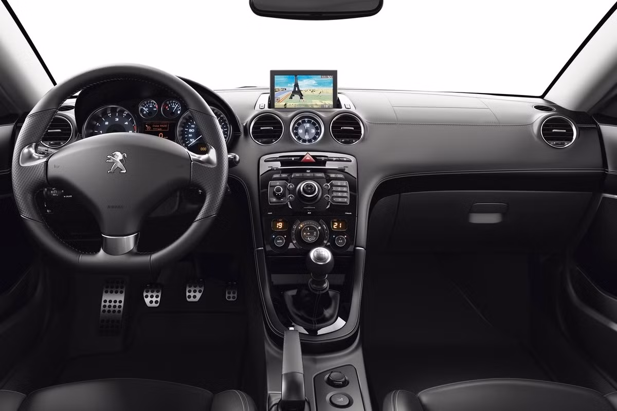 Không gian cabin xe được thiết kế theo kiểu ghế ngồi 2 + 2 phù hợp với những gia đình trẻ tuổi.