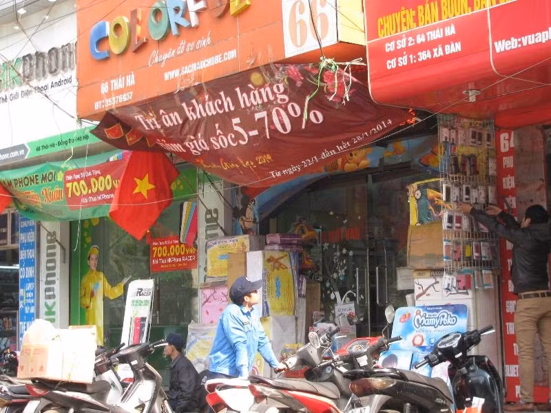 Cửa hàng đồ sơ sinh trên phố Thái Hà giảm tới 70%.