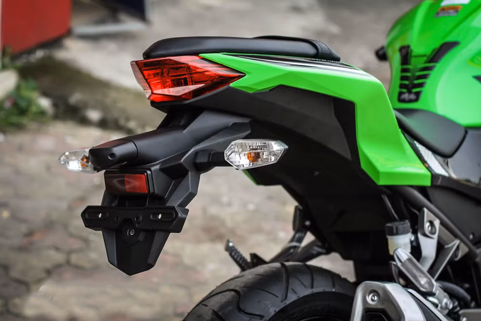 Xe được trang bị giảm xóc trước thủy lực telescopic, giảm xóc sau Uni-Trak với 5 cách điều chỉnh để phù hợp với trọng tải và điều kiện đường sá khác nhau.