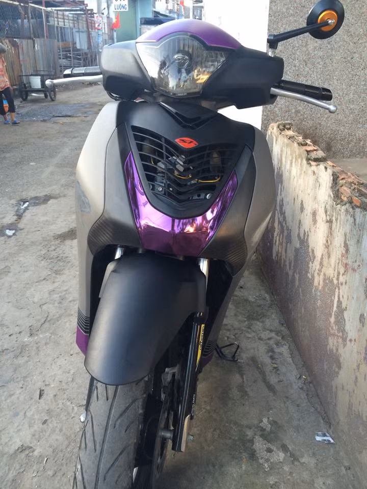 Xe trang bị ốp mặt nạ chế kiểu SH đời cũ và bao tay Rizoma Lux, kính Rizoma sành điệu.