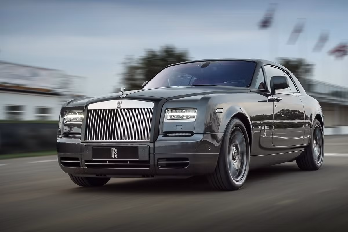 Rolls-Royce Phantom Coupe giá 27,999 tỷ đồng. Siêu xe có khả năng tăng tốc từ 0-100 km/h trong 5,8 giây, tốc độ tối đa 250 km/h. Mức tiêu hao nhiên liệu 14,8L/100km. Kích thước tổng thể của xe là 5.612 x 1.987 x 1.598 (mm). Chiều dài cơ sở của xe đạt 3.320 mm.