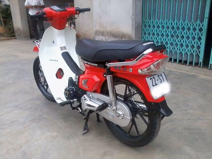 Xe được trang bị một số đồ chơi nhẹ nhàng, không xa xỉ như đèn hậu LED mặt kính trong, rất phù hợp với xe.