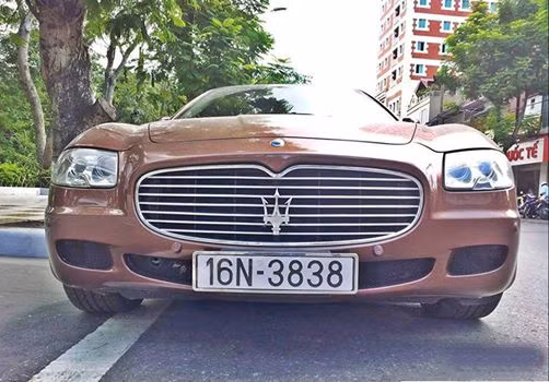 Dòng xe vô cùng hiếm ở Việt Nam Maserati Quattroporte cũng thuộc về bộ sưu tập của đại gia Hải Phòng. Biển 3838 mang ý nghĩa là tài phát.