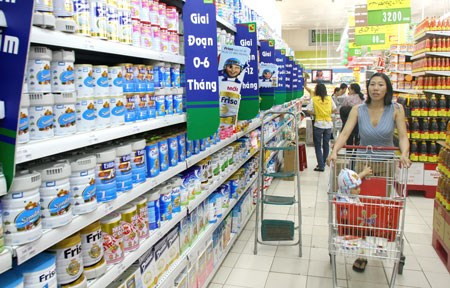 Trên cơ sở mức giá tối đa của 25 sản phẩm này, tổ chức, cá nhân căn cứ vào phương pháp định giá chung đối với hàng hóa, dịch vụ do Bộ Tài chính ban hành và so sánh về giá của sản phẩm sữa đó với sản phẩm sữa đã công bố giá tối đa, xác định giá cho sản phẩm rồi gửi cho cơ quan có thẩm quyền quản lý giá trực thuộc Bộ Tài chính.