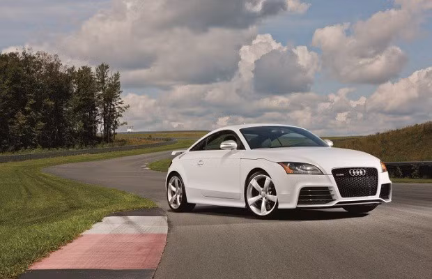 TT-RS: Năm sản xuất 2009. Audi TT-RS là sản phẩm đẹp và có sức mạnh khủng, mô-men khủng nhưng ít ai biết nó được xây dựng trên khung gầm của chiếc VW Golf.