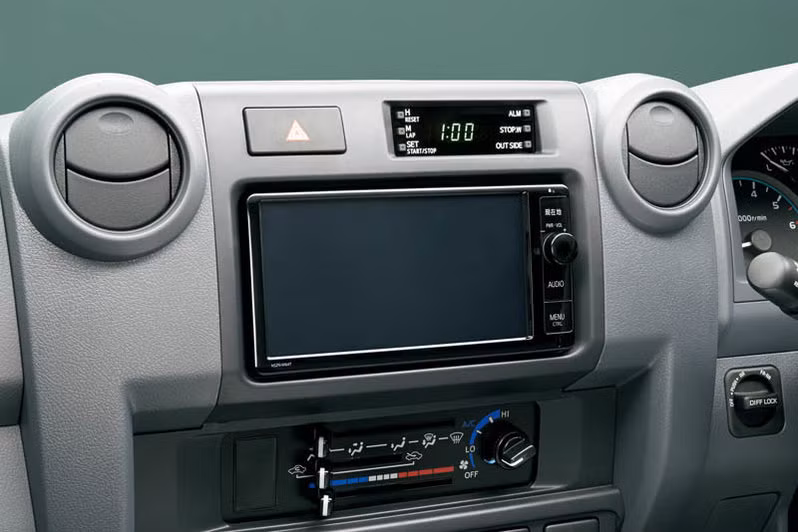 Màn hình hiển thị thông số xe đặc trưng của Land Cruiser 70.