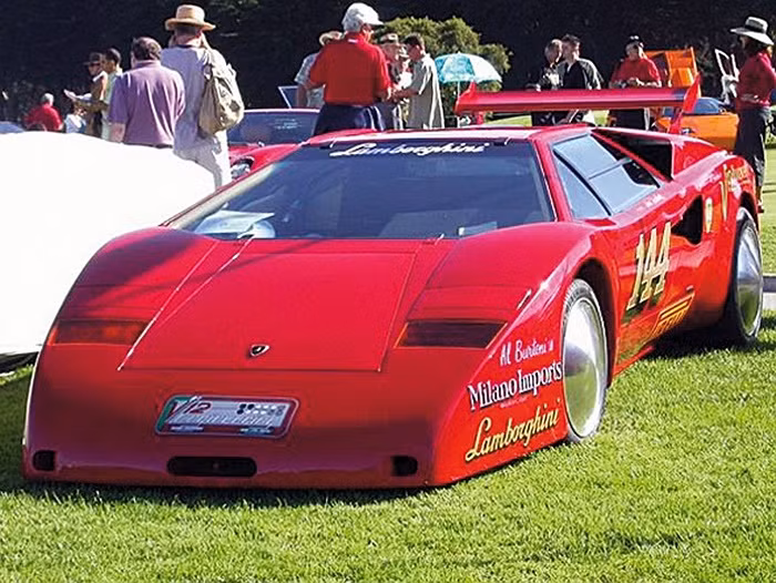Lamborghini Countach độ đầy phong cách với gầm xe cực thấp.