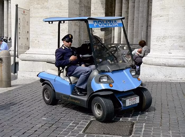 Cảnh sát tại thành phố Vatican rất có phong cách. Họ đi chuyển bằng xe chơi golf, mẫu xe được thiết kế bởi Tonio, con trai Ferruccio Lamborghini.
