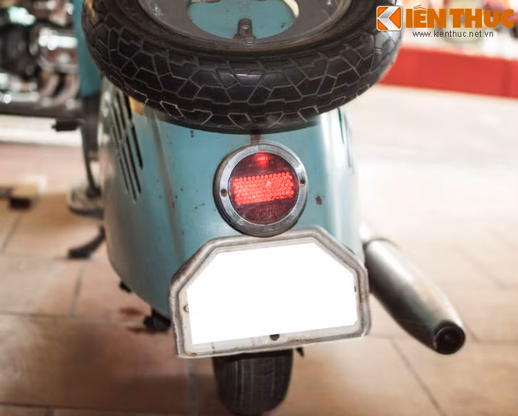 Trải qua một thời gian dài, nhiều chi tiết trên xe vẫn giữ được nguyên bản, chiếc xe trong tình trạng hoàn hảo nhờ sự bảo dưỡng thường xuyên của chủ nhân, một người mê xe cổ ở Sài Gòn. Ảnh: Phần sau của Berlin SR 59.