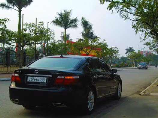 Ngoài BMW, thì thương hiệu Lexus cũng khiến đại gia Hải Phòng mê mẩn. Trong ảnh là chiếc xe Lexus đeo biển tứ quý 6 dạo phố.