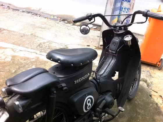 Đặc biệt xe trang bị thêm bình xăng con khá độc đáo.