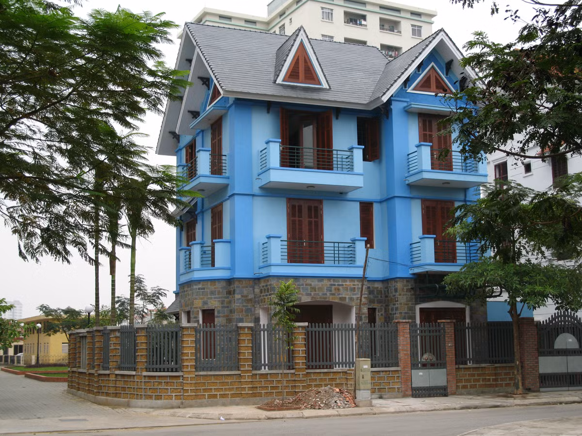 Theo các chuyên gia bất động sản, cầm 1 triệu đô đi giao dịch chưa chắc đã mua được biệt thự ở hồ Linh Đàm. Những biệt thự nhìn ra hồ còn có giá đắt đỏ hơn nữa.