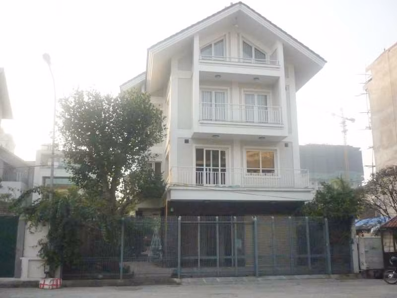 Hầu hết các biệt thự đều có diện tích vài trăm m2, thậm chí có sân vườn, hồ bơi hoặc quầy bar. Tùy vào vị trí, biệt thự ở đây có giá từ 100 - 500 triệu đồng/m2. Theo nhận định của công ty nghiên cứu thị trường Savills Việt Nam, giá đất tại quận Tây Hồ đứng thứ 2 về mức độ đắt tại Hà Nội.