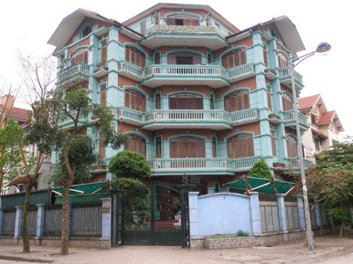 Với vị thế đẹp phía Nam thủ đô, không gian trong lành cùng tiêu chuẩn cây xanh, hồ Linh Đàm trở thành điểm ngắm của giới nhà giàu. Khu vực này hình thành nên những quần thể biệt thự đẳng cấp không kém gì Hồ Tây.