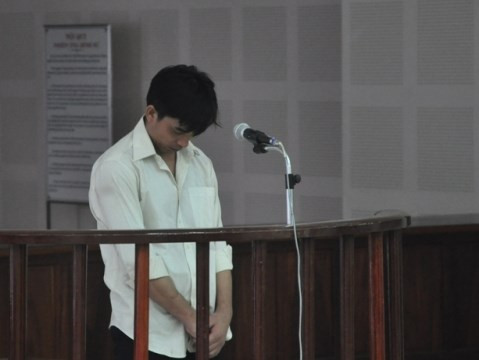 Thống cúi gằm mặt tại phiên tòa chiều 16/5.