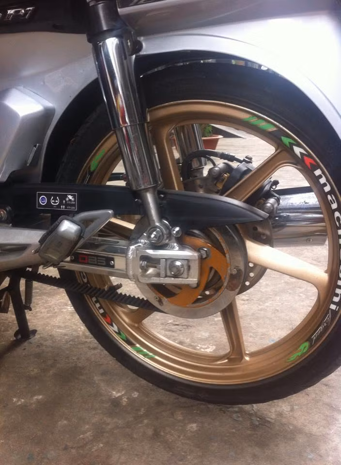 Gắp nhôm DBS và bộ truyền động bằng dây curoa cho cảm giác êm ái khi vận hành xe.