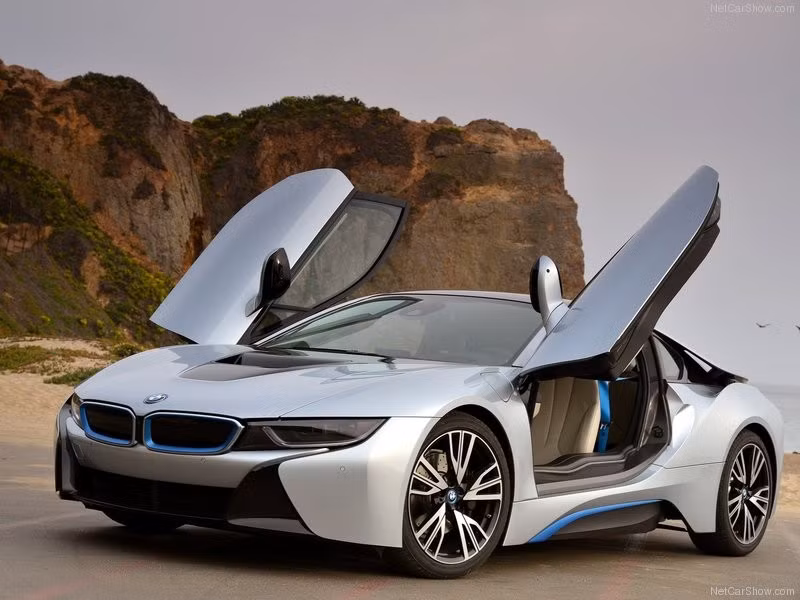 BMW i8 2015 là chiếc xe đầu tiên trên thế giới được trang bị hệ thống đèn pha sử dụng công nghệ laser - BMW Laser Light. BMW Laser Light sử dụng hệ thống đi-ốt bán dẫn laser được gắn trên một tấm phốt-pho huỳnh quang đặt bên trong bộ đèn pha thông qua một vài thấu kính.