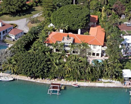 Nhà của Rosie O'Donnell – 16,5 triệu USD: Nhà của nữ MC truyền hình nổi tiếng Rosie O'Donnell nằm trên một hòn đảo tuyệt đẹp tại Miami. Năm 1999 cô mua khu nhà với giá.6,75 triệu USD với diện tích sử dụng lên đến 11.000 m2. Khu nhà ở gồm hai nhà nghỉ hạng sang, một hồ bơi, một bến tàu lớn, một bể cá khổng lồ được đặt trong nhà ăn. Giữa năm 2013 Rosie O'Donnell đã bán khu nhà cho một chủ nhân mới với giá 16,5 triệu USD.