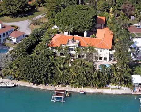 Nhà của Rosie O'Donnell – 16,5 triệu USD: Nhà của nữ MC truyền hình nổi tiếng Rosie O'Donnell nằm trên một hòn đảo tuyệt đẹp tại Miami. Năm 1999 cô mua khu nhà với giá.6,75 triệu USD với diện tích sử dụng lên đến 11.000 m2. Khu nhà ở gồm hai nhà nghỉ hạng sang, một hồ bơi, một bến tàu lớn, một bể cá khổng lồ được đặt trong nhà ăn. Giữa năm 2013 Rosie O'Donnell đã bán khu nhà cho một chủ nhân mới với giá 16,5 triệu USD.